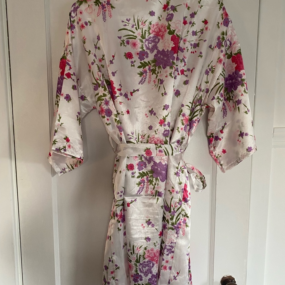Silk-like Floral Robe. - Picture 6 of 6
